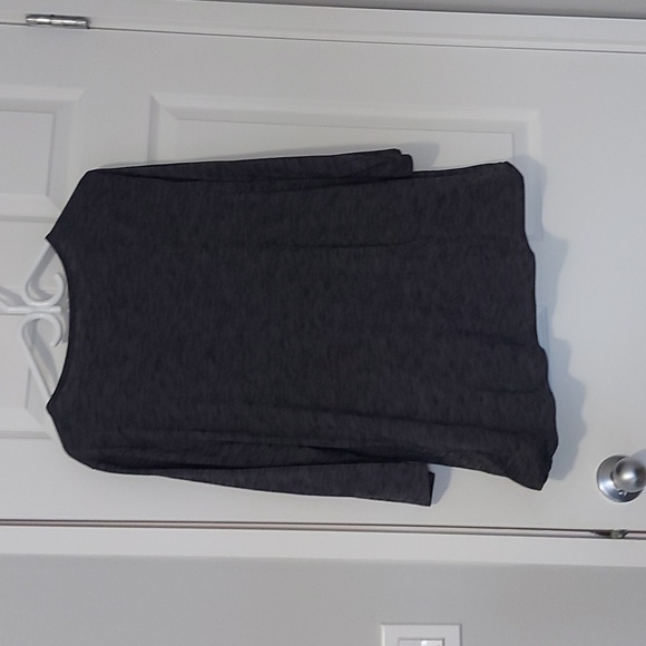 Thyme maternity top,wrap around with snap closoure - Picture 3 of 6